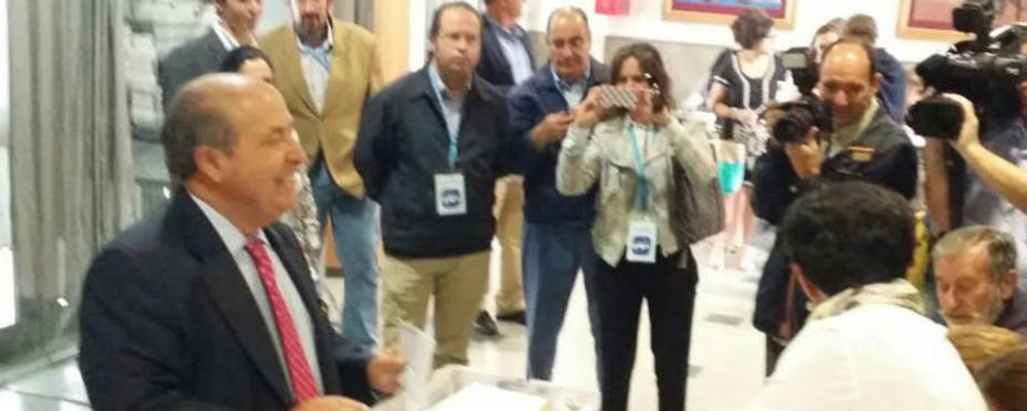 Torres Hurtado, candidato del PP, en su colegio electoral