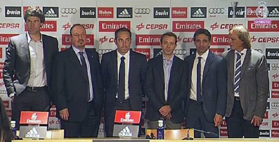 Benítez, con su nuevo cuerpo técnico tras de dar su primera rueda de prensa como técnico del Madrid