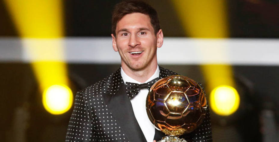 Messi, sonriente, con su cuarto Balón de Oro (REUTERS)