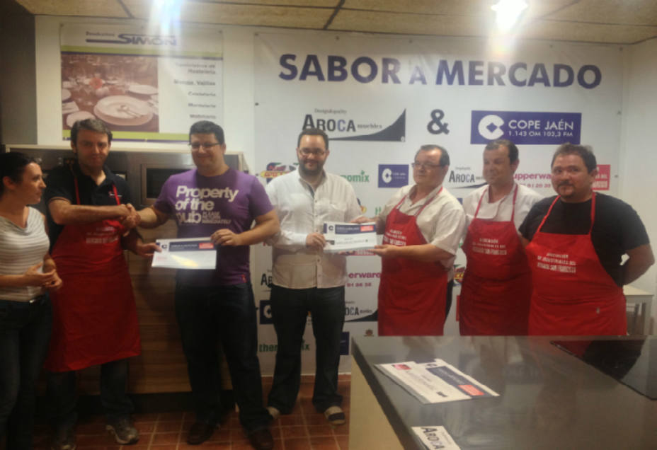 Vicepresidente de la asociación, Juan Pedro Hidalgo entregando el galardón a un chef jienense