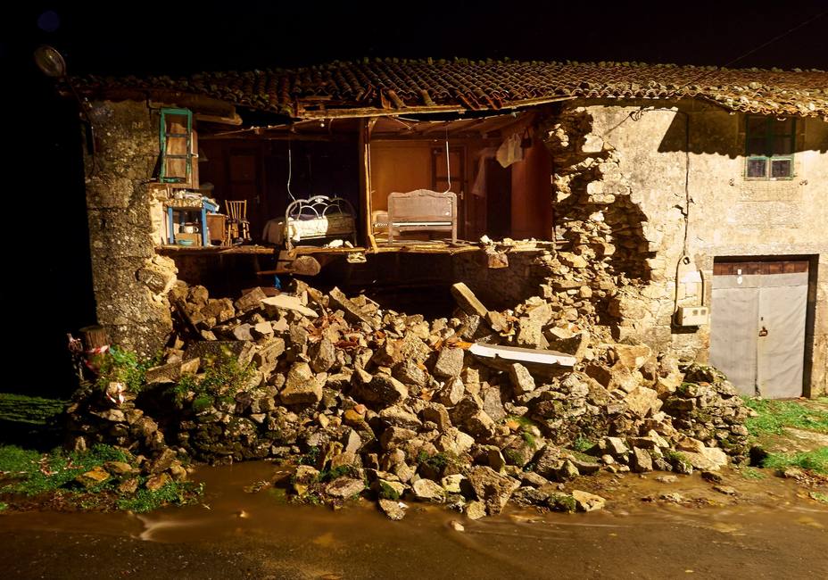 Derrumbamiento de la pared de una casa habitada en Chantada, Lugo, por la borrasca Ana