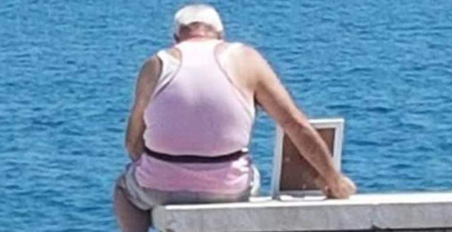 Giuseppe Giordano, un napolitano de 70 años que lleva todos los días la foto de su mujer hasta la playa para que vea el mar