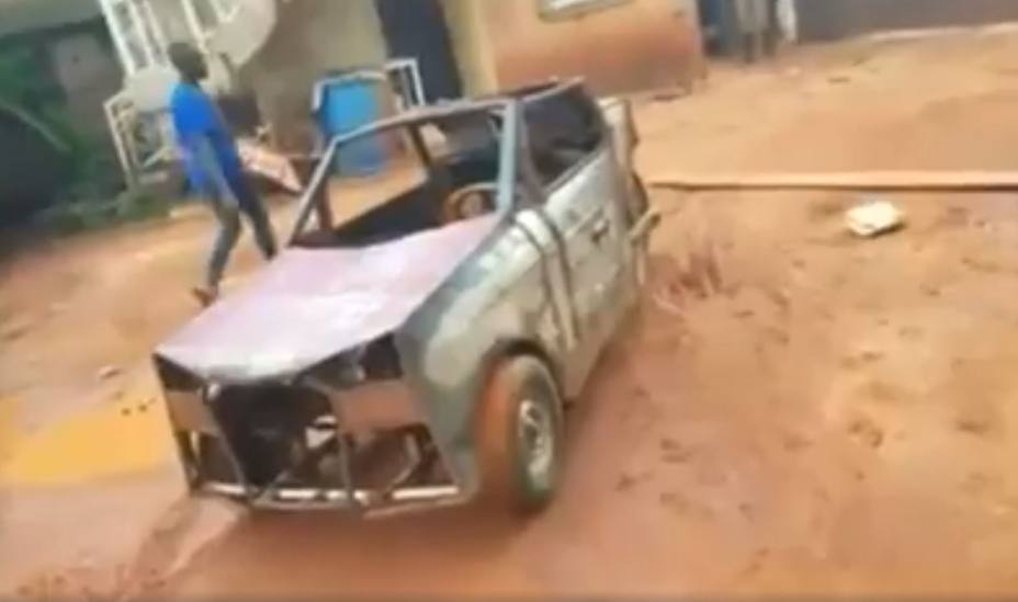 Así construye un joven nigeriano un vehículo de tres ruedas sin apenas recursos