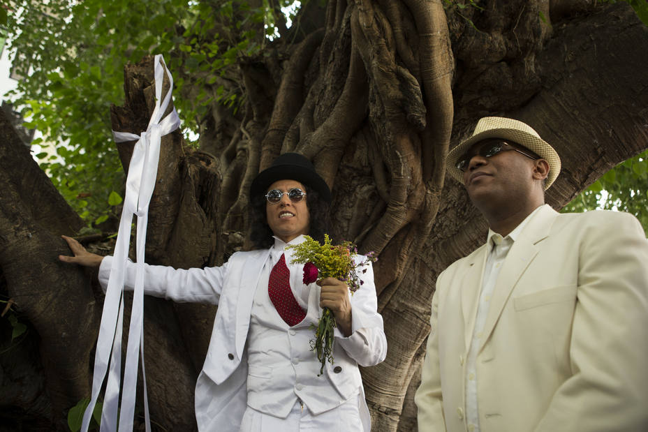 Un actor peruano se casa con un árbol en Santo Domingo para denunciar la tala