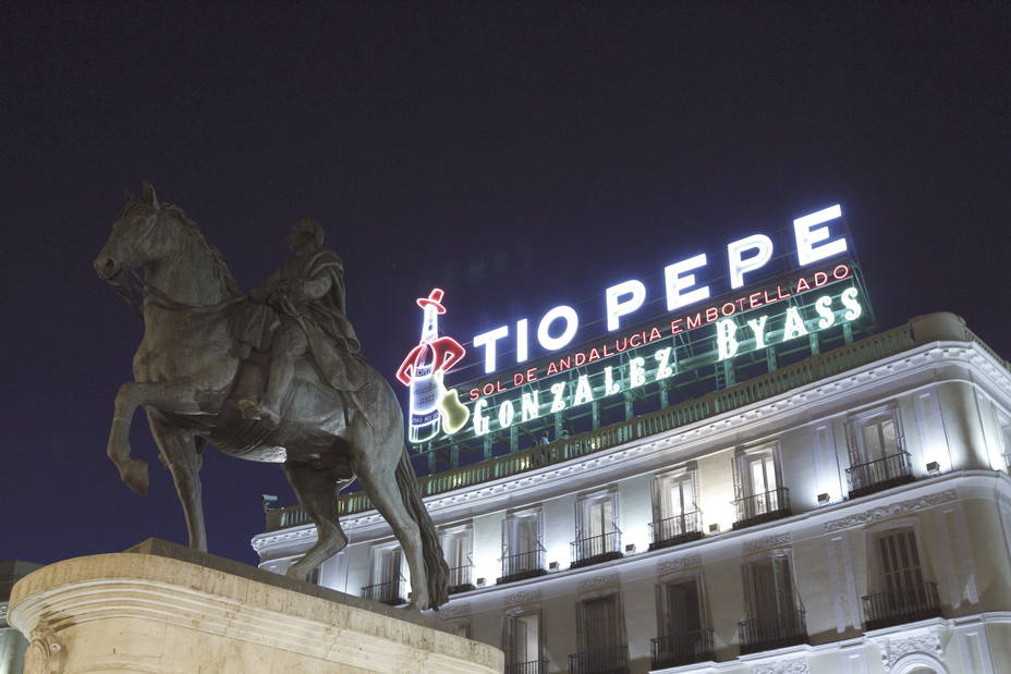 El luminoso de Tío Pepe en la Puerta del Sol de Madrid. EFE