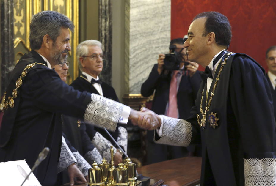El que será nuevo presidente del CGPJ saluda a quien a partir de diciembre será su antecesor, Carlos Lesmes.