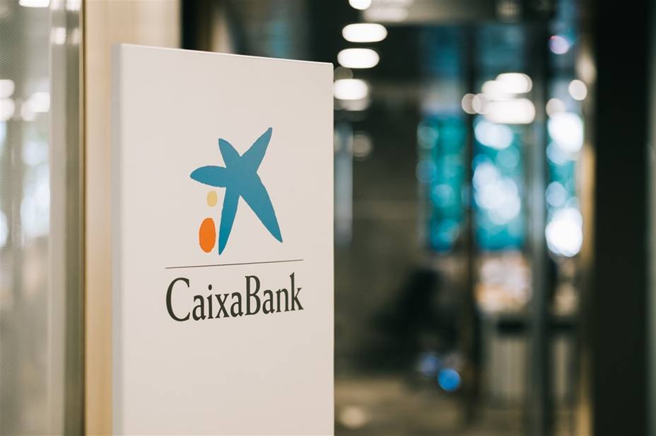 Logotipo de Caixabank en una oficina