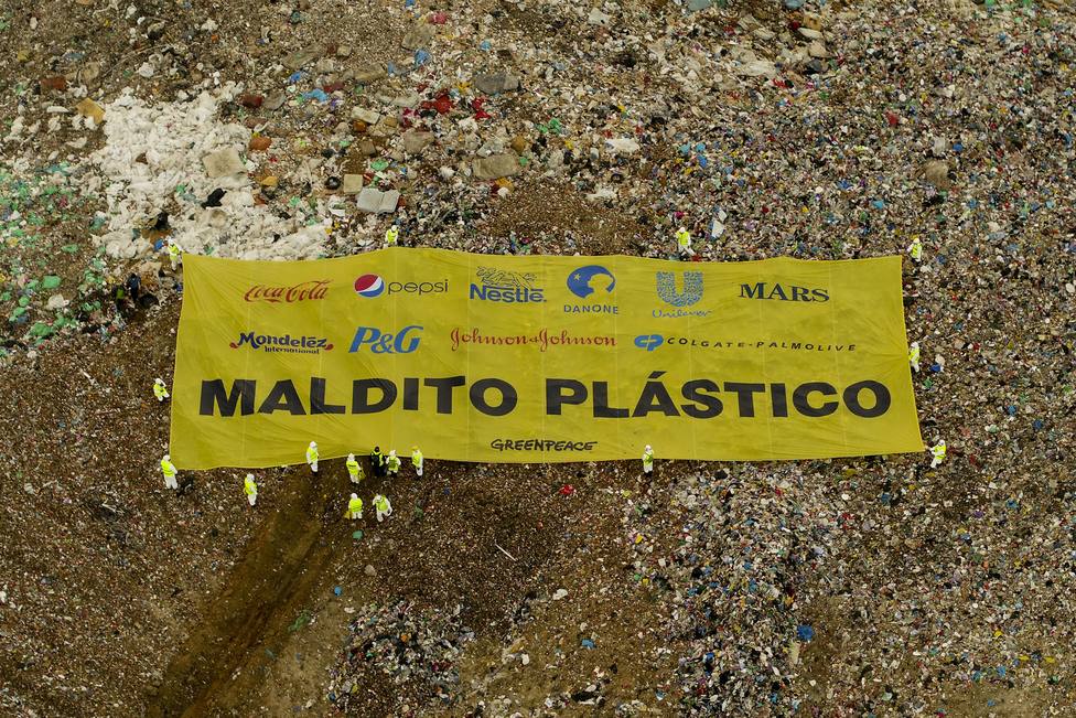AMP-Activistas de Greenpeace colocan una pancarta gigante en el vertedero de Valdemingómez (Madrid) contra los plásticos