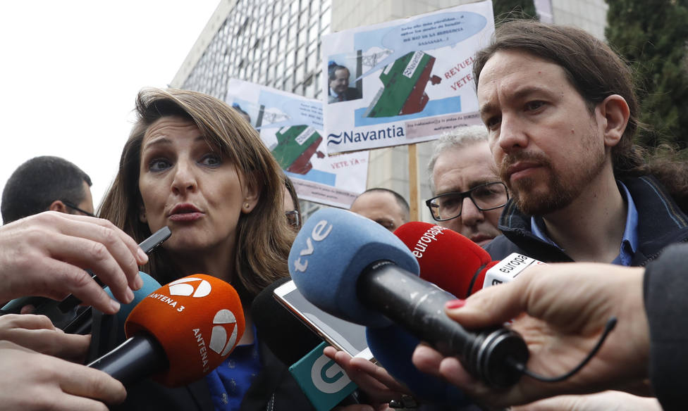 Yolanda Díaz con Pablo Iglesias ante la sede de Navantia en Madrid - FOTO: Efe / Javier Lizon
