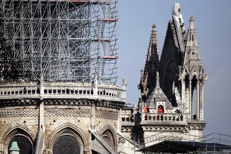 Tres zonas de Notre Dame siguen frágiles, aunque la estructura está a salvo