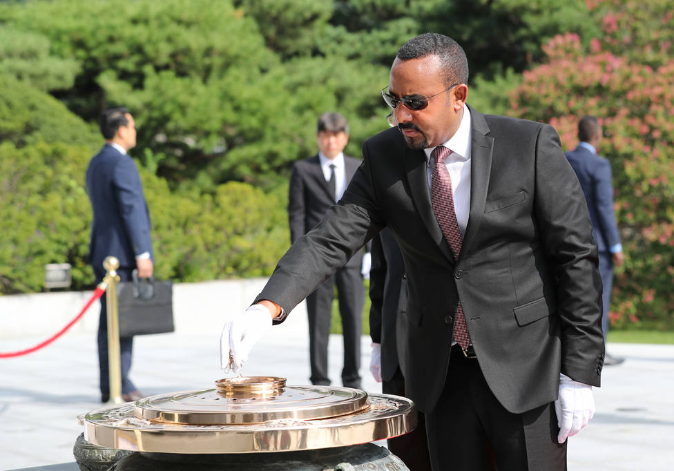 26 August 2019, South Korea, Seoul: Ethiopian Prime Minister Abiy Ahmed Ali burns incense to pay tribute to South Korean patriotic martyrs and war dead at the National Cemetery as part of his three-day visit to South Korea. Photo: -/YNA/dpa