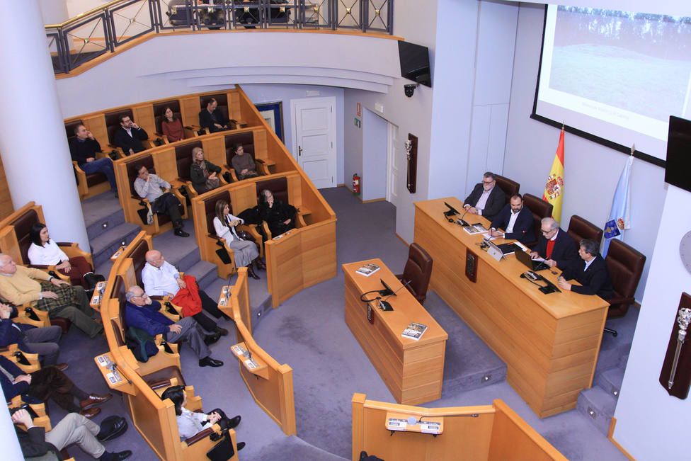 La presentación del libro Fragas do Eume tuvo lugar en el salón de plenos de la Diputación de A Coruña