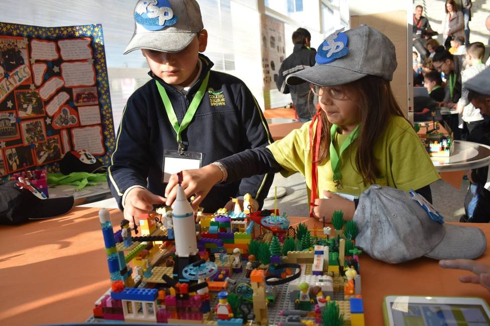 Dos escorales ante una de las maquetas eleborada con piezas de LEGO - FOTO: Universidad de A Coruña