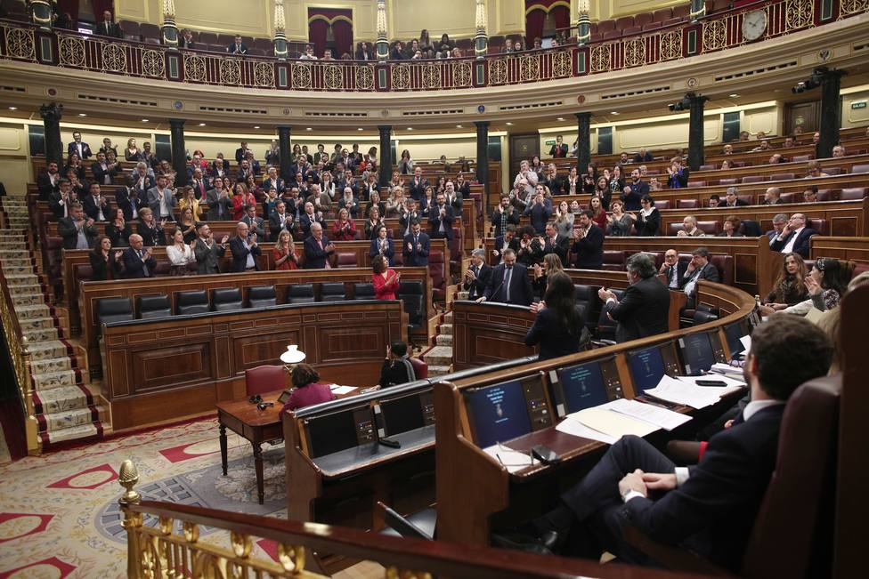 Ministros y diputados de PSOE y Unidas Podemos ovacionan a Ábalos frente a los gritos de dimisión de PP y Vox