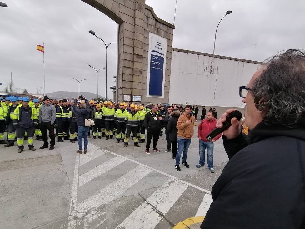 Javier Galán se dirige a los trabajadores a las puertas del astillero de Ferrol