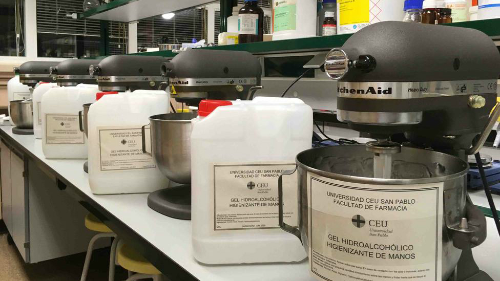 La facultad de Farmacia del CEU fabrica gel de manos para los hospitales madrileños