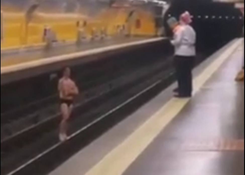 Un hombre se baja a las vías del metro de Madrid en ropa interior y para la circulación