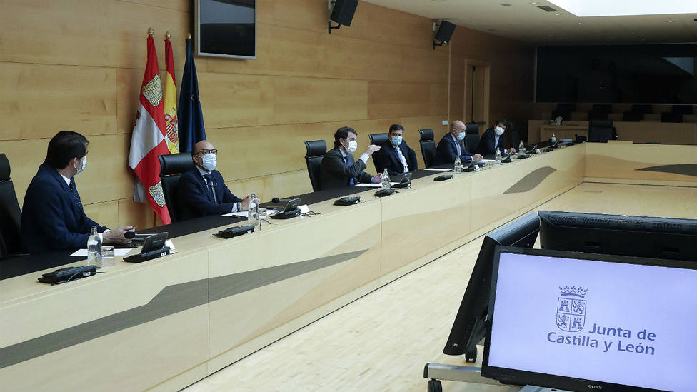 Alfonso Fernández Mañueco durante la reunión mantenida con el sector taurino