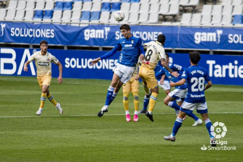 El centrocampista del Oviedo Edgar despeja el balón entre rivales