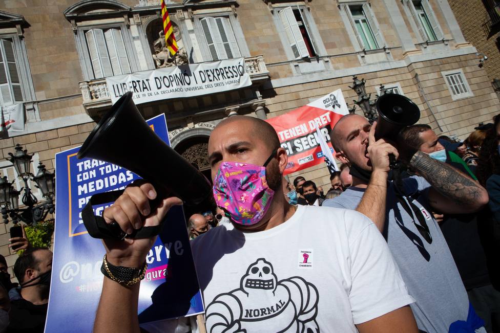 Un millar de restauradores y comerciantes protestan en Barcelona contra el cierre de establecimientos