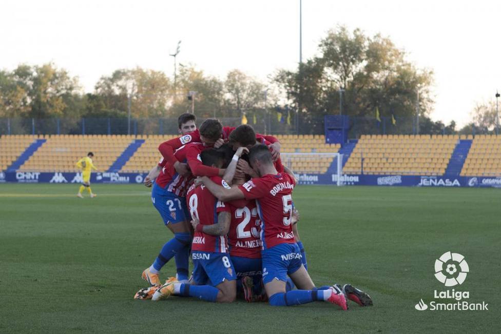El Sporting celebra su primer gol en Alcorcón