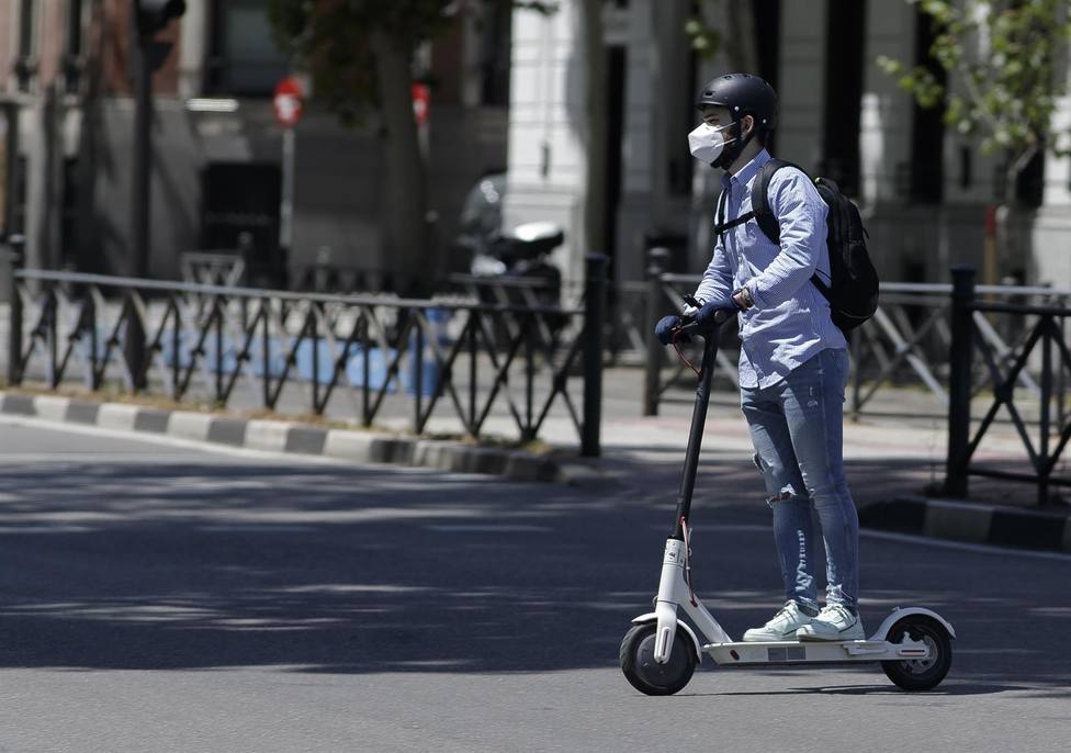 Un hombre circula en patinete por la vía pública de Barcelona