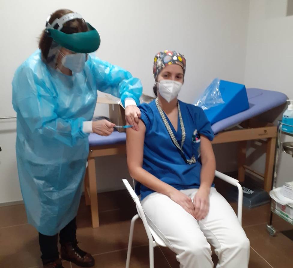Usuarios de la residencia de Foz reciben con “alivio” la primera dosis de la vacuna contra el Covid-19