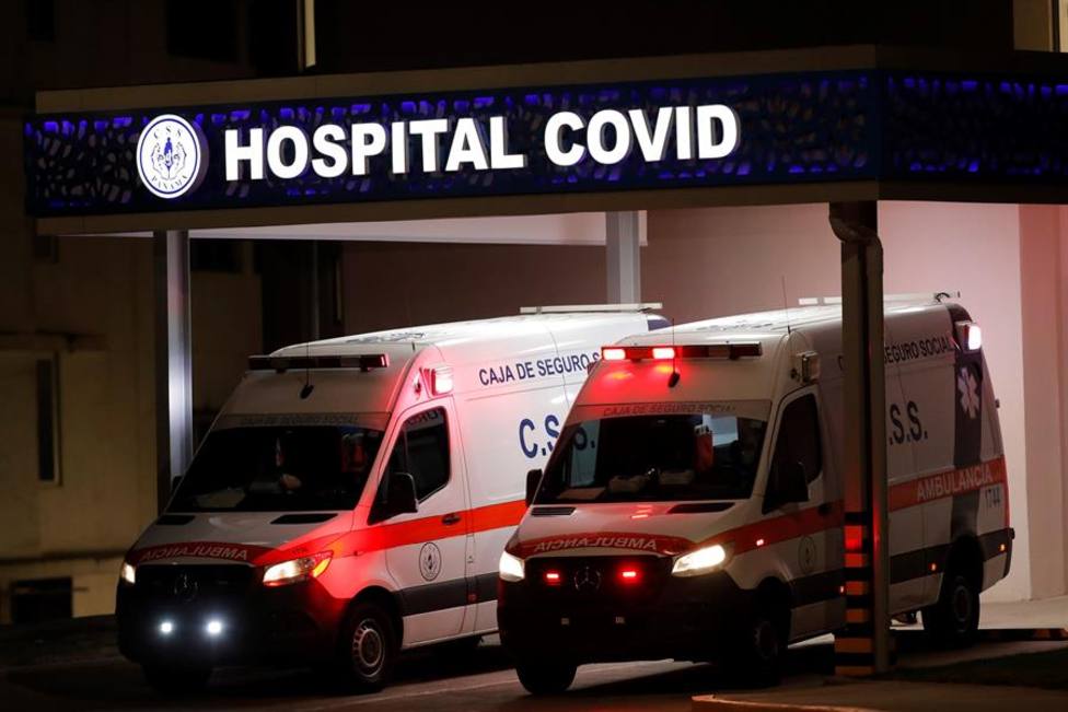 Ambulancias trasladan a dos pacientes enfermos con la COVID-19 al Hospital COVID en Panamá