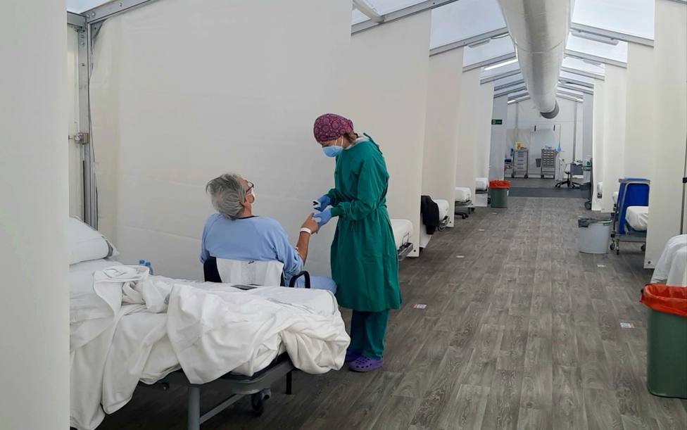 Atención a pacientes de Covid en el hospital de campaña de Alicante