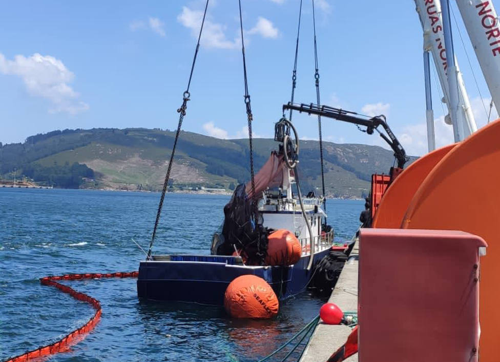 El buque cerquero tras ser reflotado en el puerto exterior de Caneliñas - FOTO: COPE Ferrol