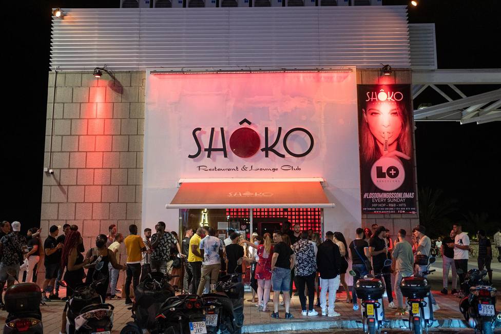 Jóvenes hacen cola para entrar a la discoteca Shoko, a 27 de junio de 2021