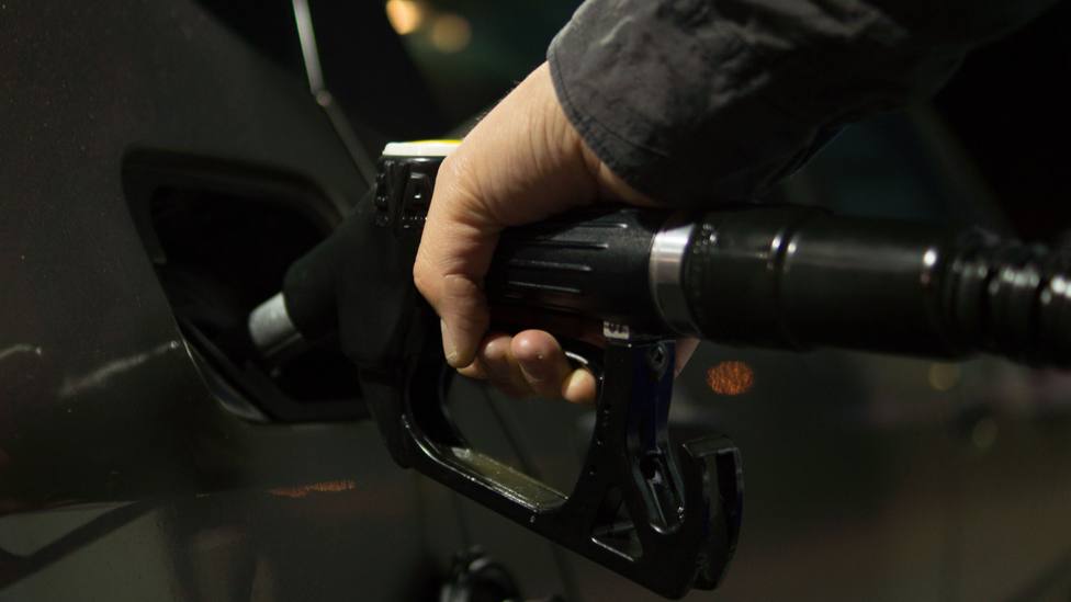 El litro del diésel y la gasolina baja de los 2 euros: mantienen la tendencia a la baja de las últimas semanas