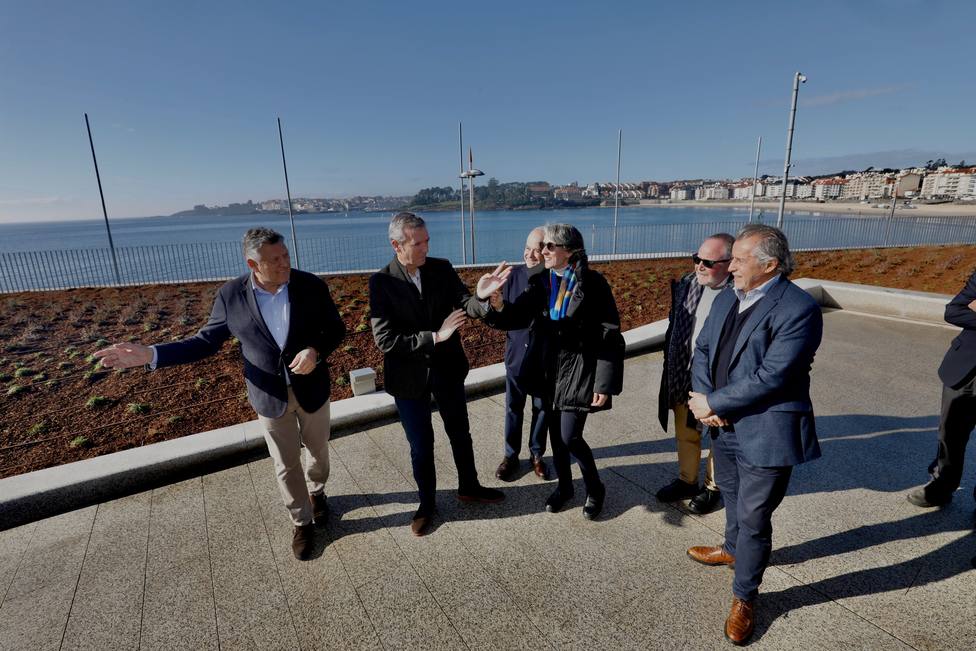 Rueda destaca a renovación da praza do Mar de Sanxenxo como exemplo de integración dos espazos urbanos e portuarios