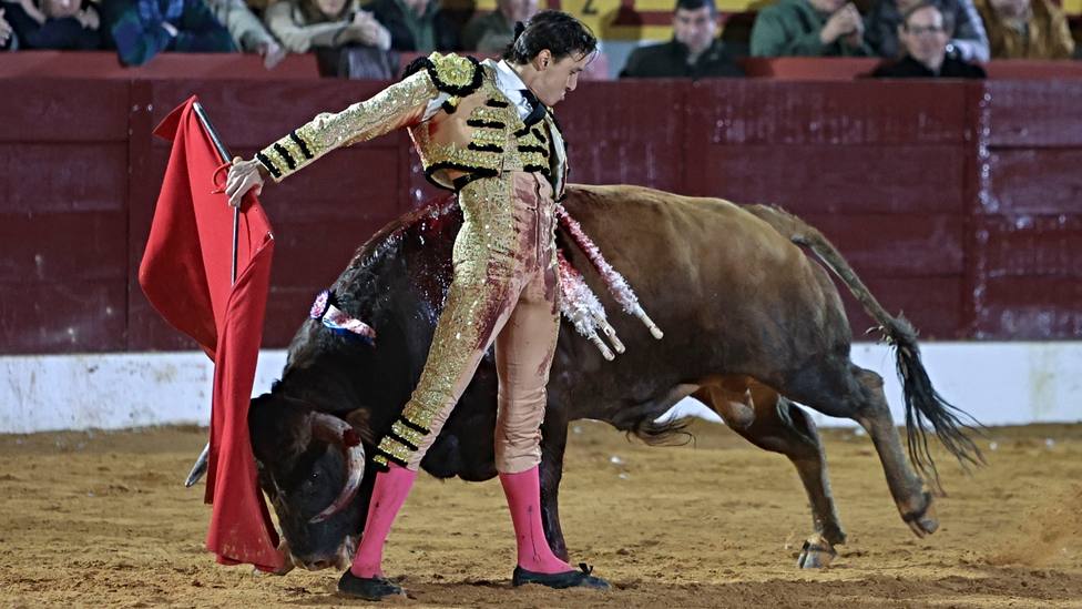 Pase cambiado por la espalda de Roca Rey al sexto toro de García Jiménez en Olivenza