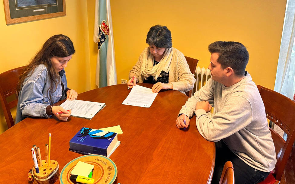 Noelia Castro y Beatriz Bascoy durante la firma del convenio - FOTO: Concello de Moeche