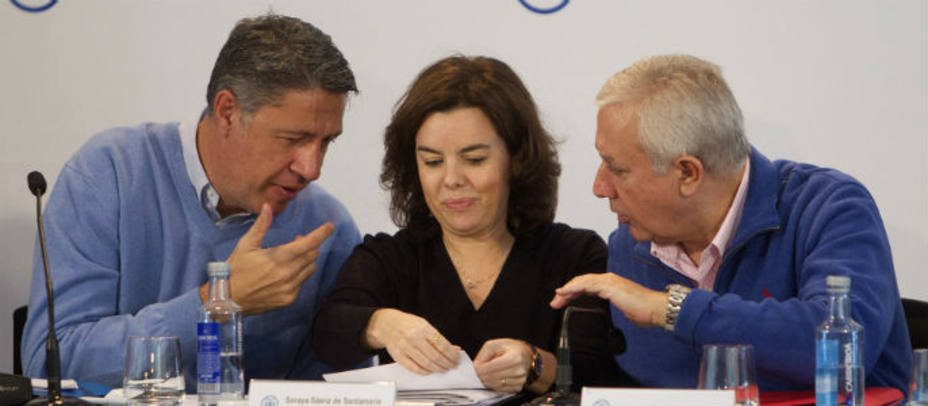La vicepresidenta del Gobierno, Soraya Sáenz de Santamaría, junto al vicesecretario de Autonomías y Ayuntamientos del PP, Javier Arenas (d), y el líder del PPC, Xavier García Albiol. EFE