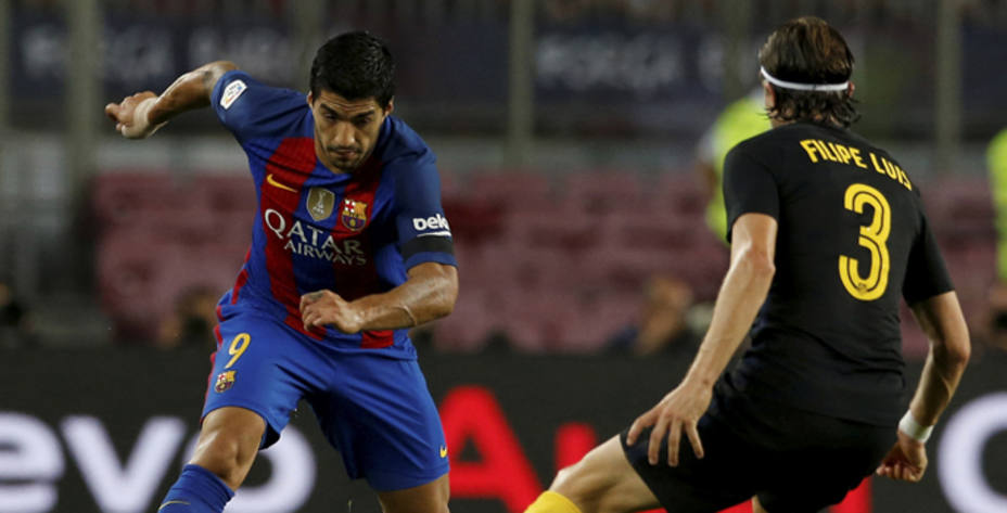 Luis Suárez intenta marcharse de Filipe Luis, en el partido del Camp Nou (REUTERS)