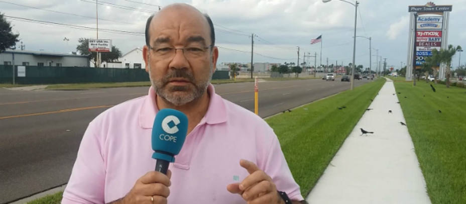 Ángel Expósito, director y presentador de La Tarde, en la frontera entre EEUU y México, entre Texas y Tamaulipas.