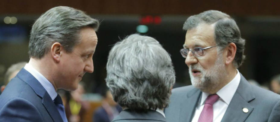 Conversación entre el ex primer ministro británico, Cameron y Rajoy con el intérprete de espaldas. EFE