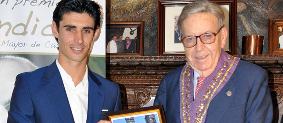 Víctor Barrio recogiendo el trofeo de manos de Alberto López Duque, hijo del maestro asador Cándido. PRENSA V.B.