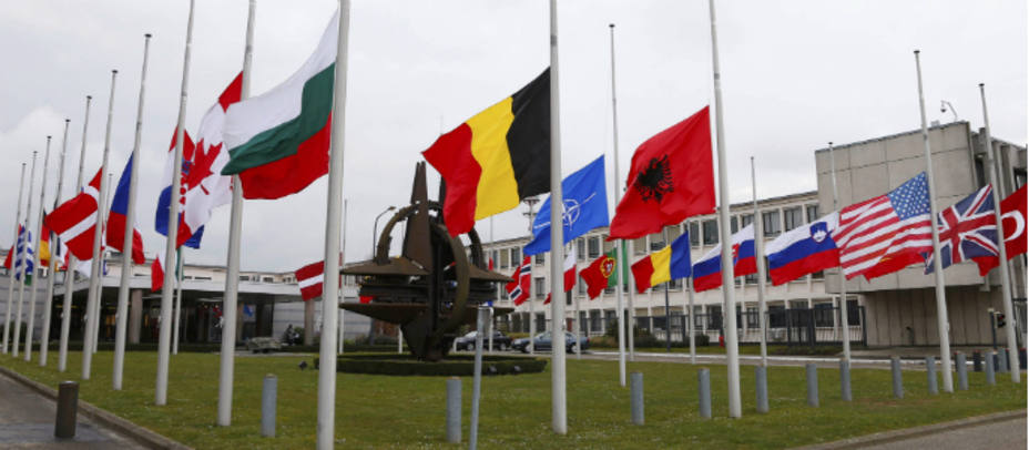 Banderas a media asta en Bruselas tras los atentados. REUTERS