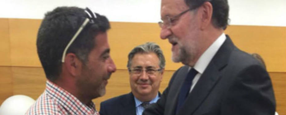 MAriano Rajoy charlando con Manuel, el agricultor que ayudó a dos personas a salir del avión. Twitter Mariano Rajoy
