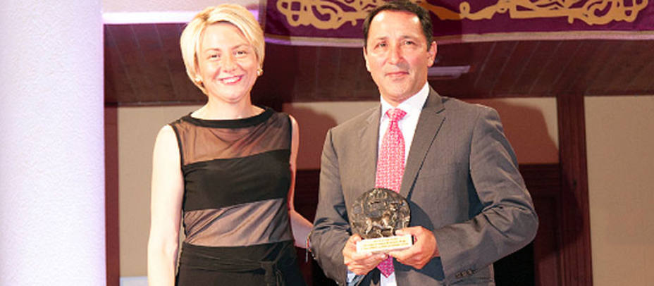 Eloisa Cabrera y César Rincón durante la entrega del V Premio Taurino de Roquetas de Mar. COMUNICACIÓN10
