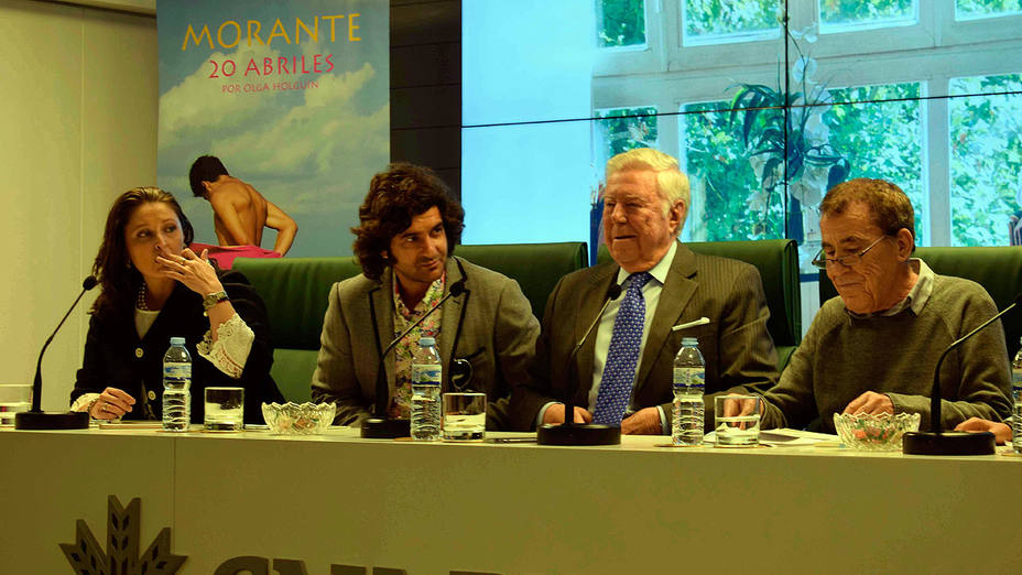 Olga Holguín, Morante de la Puebla, José Luis García Palacios y Fernando Sánchez Dragó, durante la presentación de Morante, 20 abriles