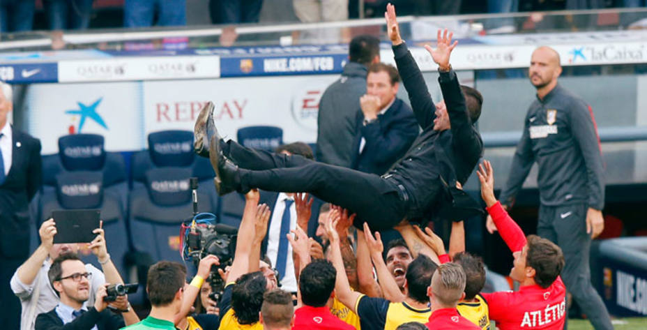 Los jugadores mantean a Simeone, tras lograr el título de Liga. REUTERS