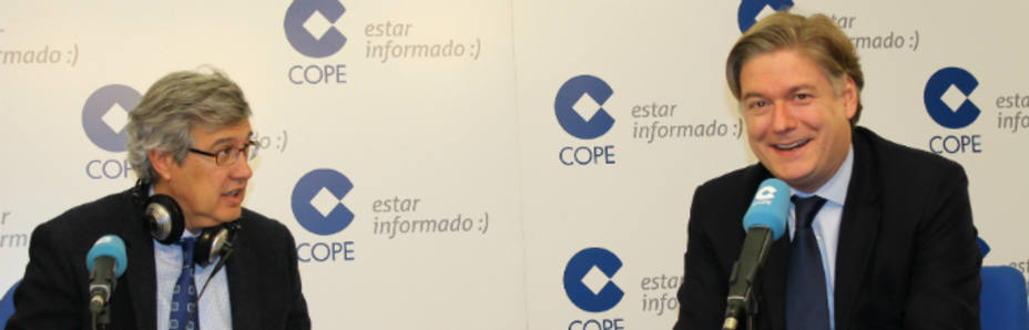 Ernesto Sáenz de Buruaga y Antonio López-Istúriz en los estudios centrales de COPE