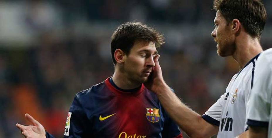 Messi y Xabi Alonso, durante un Madrid-Barça (Reuters)