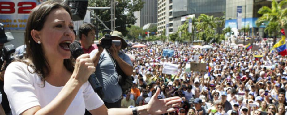 María Corina Machado, hablando a las mujeres que se manifestaban contra la represión de Maduro. REUTERS