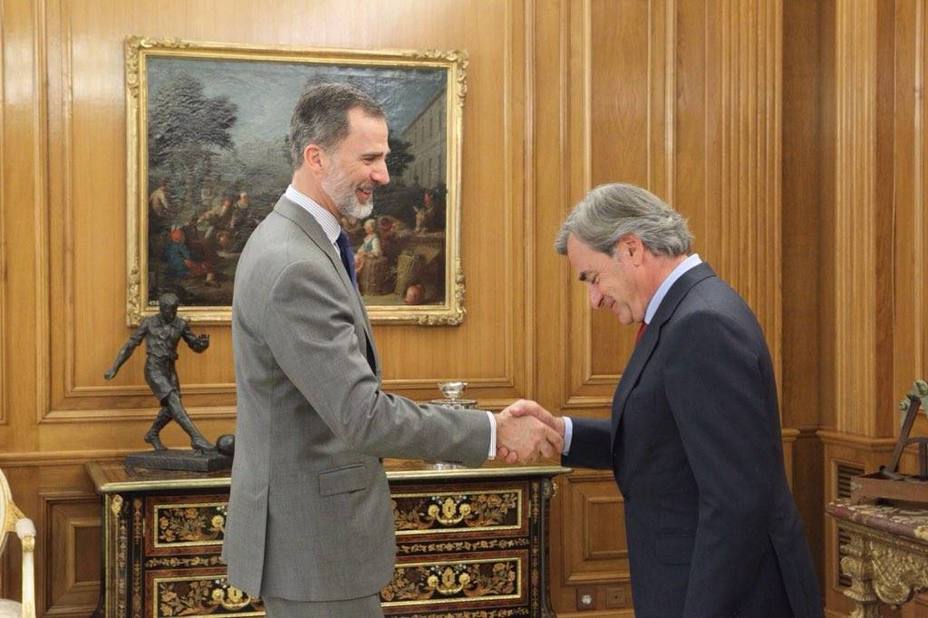 El rey Felipe VI recibe en Zarzuela a Carlos Sainz