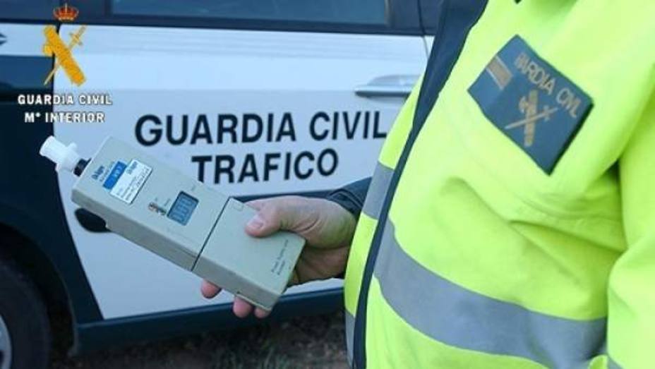 La Guardia Civil sorprende a un conductor de autobús que multiplicaba por 5 la tasa de alcohol permitida